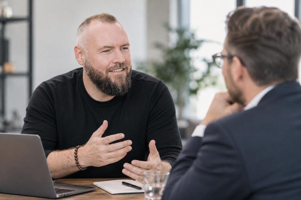 Nikolai Penner im Gespräch am Besprechungstisch