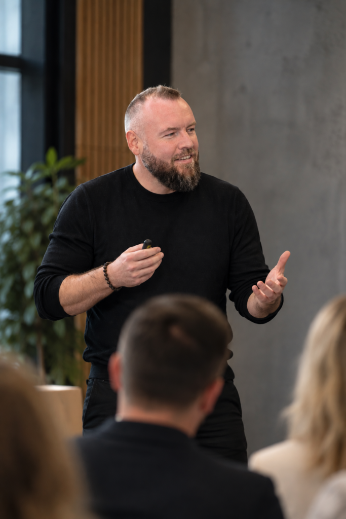 Nikolai Penner hält einen Vortrag